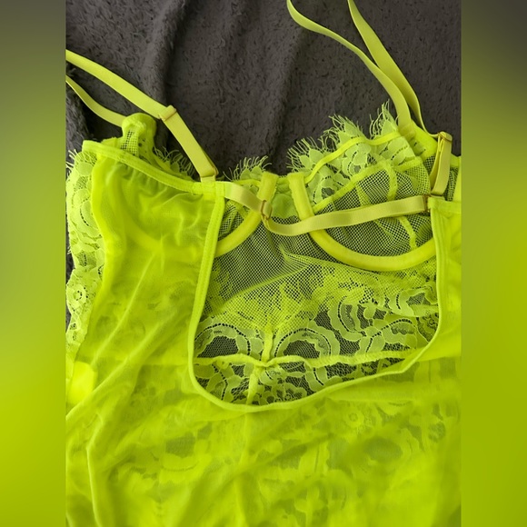 One piece top size small - Picture 4 of 4